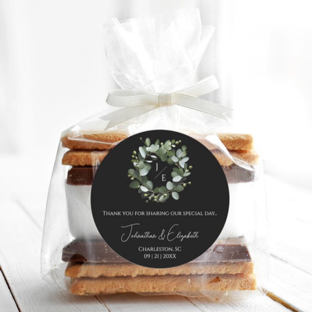 Adesivo Monograma Moderno Eucalyptus Wreath Black (Black Modern Monogram Eucalyptus Wreath Wedding Favor Sticker)