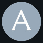 Adesivo Monograma Moderno Minimalista Dusty Blue Elegante<br><div class="desc">Apresentando nossa Coleção Elegante de Monograma Moderno Minimalista e Dusty: Eleve seu estilo com sofisticação e charme de eterno subestimados. Nossa coleção apresenta designs minimalistas em uma matiz azul suja, aperfeiçoada com monogramas elegantes adaptados ao seu gosto pessoal. De papelaria refinada a acessórios versáteis, cada peça da nossa coleção é...</div>