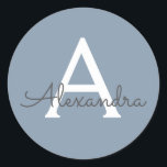 Adesivo Monograma Moderno Minimalista Dusty Blue Elegante<br><div class="desc">Apresentando nossa Coleção Elegante de Monograma Moderno Minimalista e Dusty: Eleve seu estilo com sofisticação e charme de eterno subestimados. Nossa coleção apresenta designs minimalistas em uma matiz azul suja, aperfeiçoada com monogramas elegantes adaptados ao seu gosto pessoal. De papelaria refinada a acessórios versáteis, cada peça da nossa coleção é...</div>