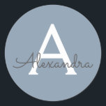 Adesivo Monograma Moderno Minimalista Dusty Blue Elegante<br><div class="desc">Apresentando nossa Coleção Elegante de Monograma Moderno Minimalista e Dusty: Eleve seu estilo com sofisticação e charme de eterno subestimados. Nossa coleção apresenta designs minimalistas em uma matiz azul suja, aperfeiçoada com monogramas elegantes adaptados ao seu gosto pessoal. De papelaria refinada a acessórios versáteis, cada peça da nossa coleção é...</div>