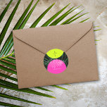Adesivo Monograma Neon Arches Palma Tropical Casamento de<br><div class="desc">arco amarelo neon e cor-de-rosa sobre o fundo da folha de palma escura,  com monograma na ilustração da folha de palma da arte de linhagem negra e branca.</div>