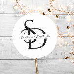 Adesivo Monograma Simples De Casamento Personalizado Com N<br><div class="desc">Adicione um toque personalizado ao seu casamento com o Simple Wedding Monograma Personalizado com Name Classic Round Sticker. Estas etiquetas de nome de monograma personalizadas são perfeitas para selar envelopes, adicionar talento aos favores de casamento, ou melhorar a sua papelaria de casamento. Com um simples, mas elegante design de monograma,...</div>
