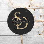 Adesivo Monograma Simples De Casamento Personalizado Com N<br><div class="desc">Elevem seus detalhes de casamento com o Simple Wedding Monograma Personalizado com Name Classic Round Sticker. Estas etiquetas de nome personalizadas de monograma de casamento são concebidas para adicionar um toque personalizado e elegante ao seu dia especial. Apresentando as iniciais da noiva e do noivo em um elegante design preto...</div>