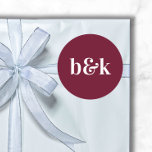 Adesivo Monogramas minimalistas iniciam casamentos vermelh<br><div class="desc">Design de casamento moderno,  mínimo e minimalista com letras grandes em negrito na cor do tom: Borgonha,  vermelho (cor,  fonte,  texto,  tamanho pode ser alterado). Com monogramas de data e noiva e noiva,  monogramas (iniciais). Vinhetas/selos para envelopes de casamento. Perfeito para aquele casal para o casamento outono/outono.</div>