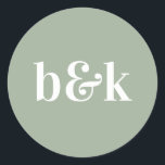 Adesivo Monogramas minimalistas Sage Green Wedding<br><div class="desc">Design de casamento moderno,  mínimo e minimalista com letras grandes em negrito na cor do tom: Sage,  Light Green (cor,  fonte,  texto,  tamanho pode ser alterado). Com monogramas de data e noiva e noiva,  monogramas (iniciais). Vinhetas/selos para envelopes de casamento. Perfeito para aquele casal para o casamento outono/outono.</div>