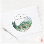 Adesivo Montanha de Flores Selvagens | Casamento Salvar a<br><div class="desc">Adicione um toque especial aos envelopes, bolsas de gaiolas, guloseimas, guloseimas e muito mais com nossos adesivos de montanha rusticados. Adicione seu texto personalizado a este design usando as caixas "Editar este modelo design" no lado direito do item, ou clique no botão azul "Personalizar" para organizar o texto, alterar as...</div>