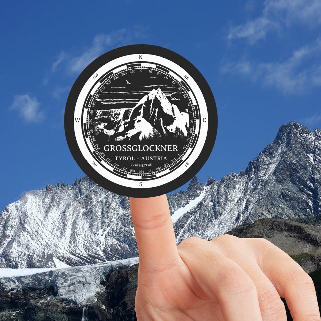 Adesivo Monte Grossglockner - Alps Tirol Áustria (Mount Grossglockner Round Sticker in Back with a white compass and mountain illustration)