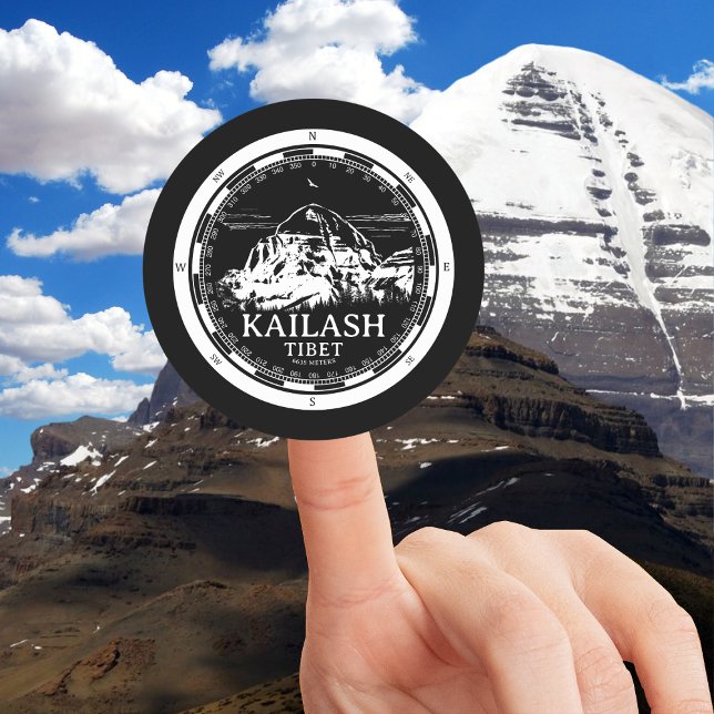 Adesivo Monte Kailash - Gang Rinpoche Tibete (Mount Kailash - Gang Rinpoche Round Sticker in Back with a white compass and mountain illustration)