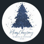 Adesivo Moody Merry Christmas | Classy Dark Navy Blue Tree<br><div class="desc">Esta é a estação para decorar e entreter! Árvore moderna, escura e modesta de abstrato e com a letra de "Feliz Natal" em uma paleta rica e luxuosa. Esta elegante design festiva apresenta uma árvore de Natal cintilante e caprichosa com uma pintura frisada melhorada com brilho metálico falso. Para outras...</div>