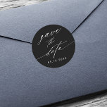 Adesivo Na moda Black & White Wedding (Casamento preto e b<br><div class="desc">Casamento de caligrafia na moda a preto e branco salve o adesivo de data. Para uma personalização mais avançada deste design,  clique no BOTÃO FERRAMENTA DESIGN AZUL.</div>