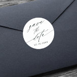 Adesivo Na moda Calligrafia Casamento Salva a Data<br><div class="desc">Casamento de caligrafia na moda a preto e branco salve o adesivo de data. Para uma personalização mais avançada deste design,  clique no BOTÃO FERRAMENTA DESIGN AZUL. .</div>