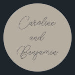 Adesivo Na moda Modern Script Casamento Nomes de Palavra C<br><div class="desc">Na moda Modern Script Weding Names Taupe Cinza Clássico Round Sticker</div>