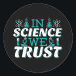 Adesivo Na Science We Trust Cote - Professor<br><div class="desc">Na citação de Science We Trust. A ciência bonita, artística, engraçada fala com uma reviravolta religiosa. Arte tem microscópio e equipamento experimental de frasco para professora de ciências masculina ou feminina. > Use para a apreciação de professores de Ciência, Química, Biologia ou geek de Física, ou crianças nerd de cientistas....</div>