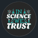 Adesivo Na Science We Trust Cote - Professor<br><div class="desc">Na citação de Science We Trust. A ciência bonita, artística, engraçada fala com uma reviravolta religiosa. Arte tem microscópio e equipamento experimental de frasco para professora de ciências masculina ou feminina. > Use para a apreciação de professores de Ciência, Química, Biologia ou geek de Física, ou crianças nerd de cientistas....</div>