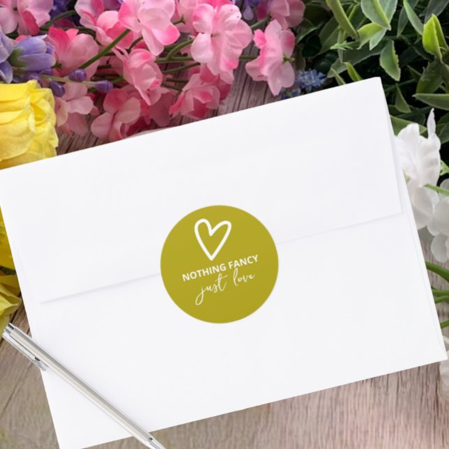 Adesivo Nada De Rico Adora O Casamento Verde De Groovy (Nothing Fancy Just Love Groovy Green Wedding Classic Round Stickers from Ricaso. Fun colorful & bold)