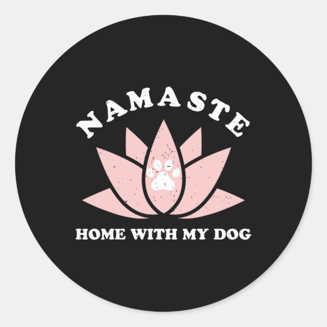 Adesivo Namaste em Casa Com Meu Cachorro Presente Engraçad (Frente)