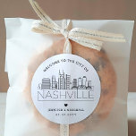 Adesivo Nashville Skyline | Favor de Boas-vindas<br><div class="desc">Melhore seus pacotes de boas-vindas do casamento ou favoritos para festas de eventos com um conjunto personalizado de adesivos de boas-vindas! Estes elegantes e mínimos autocolantes são adaptados para um casamento que acontece na bela cidade de Nashville. Eles apresentam um horizonte moderno de deco com o nome da cidade integrada...</div>