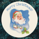 Adesivo Natais vintages, Retro Jolly Santa Claus<br><div class="desc">Vintage ilustration Natal design com um Papai Noel flutuante sobre uma vila coberta de neve. Fita com estrelas e natal enrolaram a cena.</div>