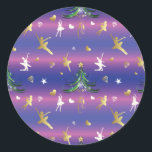 Adesivo Natal Ballerina - Dançarina Balé<br><div class="desc">A Arte de Natal rosa e roxa tem uma elegante árvore de Natal, flocos de neve, diamantes, corações, calçados de balé e silhuetas de bailarina para celebrar o feriado. > Padrão de arte entre raparigas para artistas do balé de Natal, professores de dança ou instrutores de balé. > Personalize-o! Adicione...</div>