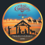 Adesivo Natal Dourado personalizado "Feliz Natal"<br><div class="desc">Silhouette Dourada e personalizada "Feliz Natal" Adicione um toque de beleza sagrada aos seus presentes de Natal e saudações com este elegante adesivo de Natal da cena da Natividade, um design único para você! Este adesivo redondo apresenta uma silhueta serena Natividade retratando Maria, José e Jesus bebê na mangueira, acompanhada...</div>