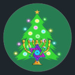 Adesivo Natal e Hanukkah Juntos<br><div class="desc">Natal e Chanucá sobre presentes para famílias inter-religiosas que celebram a alegria do Natal e a beleza de Chanukah. Apresentando a árvore e menorah do Natal com a estrela judia de David cercada por presentes de feriado em cartões de saudação,  postagem,  ideias de presentes e roupa para a família.</div>