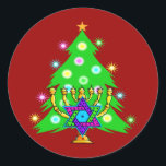 Adesivo Natal e Hanukkah Juntos<br><div class="desc">Natal e Chanucá sobre presentes para famílias inter-religiosas que celebram a alegria do Natal e a beleza de Chanukah. Apresentando a árvore e menorah do Natal com a estrela judia de David cercada por presentes de feriado em cartões de saudação,  postagem,  ideias de presentes e roupa para a família.</div>