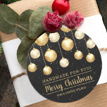 Adesivo Natal Preto, Dourado, Feita À Mão Para Você<br><div class="desc">Crie adesivos para etiquetar suas mercadorias,  biscoitos,  doces,  doces,  doces,  doces,  favoritos para festas e mais com elegantes ornamentos brancos e dourados da árvore de Natal em um fundo preto com sua mensagem em caracteres quicos. CORRESPONDENDO a itens na nossa loja.</div>