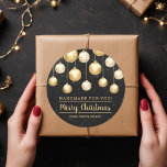 Adesivo Natal Preto, Dourado, Feita À Mão Para Você<br><div class="desc">Crie adesivos para etiquetar suas mercadorias,  biscoitos,  doces,  doces,  doces,  doces,  favoritos para festas e mais com elegantes ornamentos brancos e dourados da árvore de Natal em um fundo preto com sua mensagem em caracteres quicos. CORRESPONDENDO a itens na nossa loja.</div>