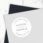 Adesivo Negra e Branca Devolução de Casamento Moderno<br><div class="desc">Black and White Wedding Return Address Modern Classic Round Sticker com texto em branco sobre uma cor de fundo editável; para alterá-lo de preto para uma cor de sua escolha, clique no botão personalizar. Personalize-o substituindo o texto do marcador de posição. Para obter mais opções, como alterar a fonte, seu...</div>