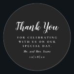 Adesivo Negra e Branca Moderna Obrigado<br><div class="desc">O adesivo clássico "Obrigado" em lindas caligrafias com sentimentos de gratidão, os nomes dos casais e a data do casamento em uma fonte de serifa tradicional. Personalize com seus detalhes do dia do casamento. Este design está disponível em vários formatos e nos produtos de eventos de casamento que o acompanham....</div>