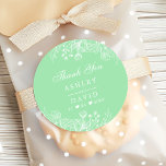 Adesivo Neo Mint Modern White Floral Casamento Obrigado<br><div class="desc">Neo Mint Modern White Floral Casamento Obrigado Clássico Do Pau Redondo. Esta bela design moderna apresenta tons de neo mint e branco acentuados com flores botânicas florais rústicas. Perfeito para primavera. Personalize este design personalizado com seus próprios detalhes.</div>