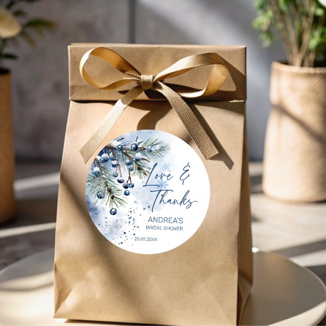 Adesivo Neve apaixonada pelos favores do chá de panela de  (Snow in love winter bridal shower favors personalized thank you favor sticker snowy pines dusty blue)