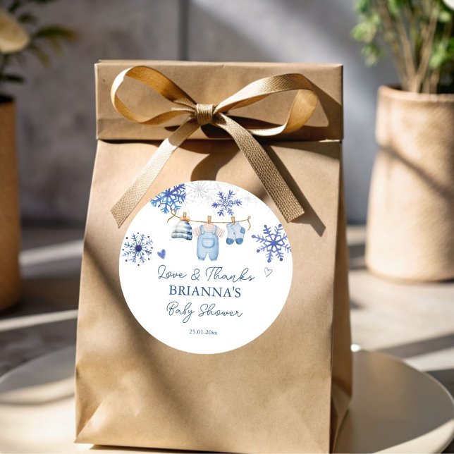 Adesivo Neve apaixonada por flocos de neve pelo chá de fra (Snow in love boho snowflakes blue clothes on line winter baby shower favor sticker template)