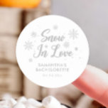 Adesivo Neve apaixonada por White Winter Bachelorette<br><div class="desc">Elevem sua festa de solteira de inverno com nosso "Snow in Love White Winter Bachelorette Classic Round Sticker". Perfeito para as ideias da festa de solteira de cabana de inverno, este adesivo captura a essência de uma festa de solteira de montanha de inverno. Ideal para entusiastas da festa de solteira...</div>