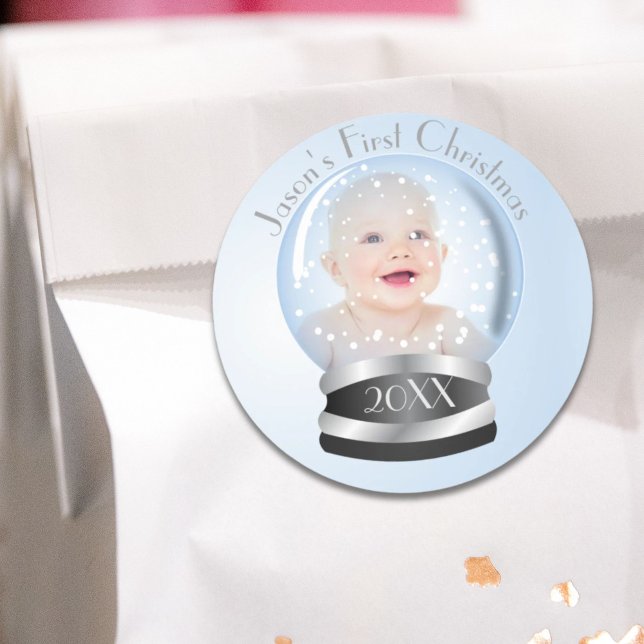 Adesivo Neve Globe Blue boy Bebê 1 rua Foto de Natal (Snow Globe blue boy Baby's 1st Christmas Photo Classic Round Sticker)