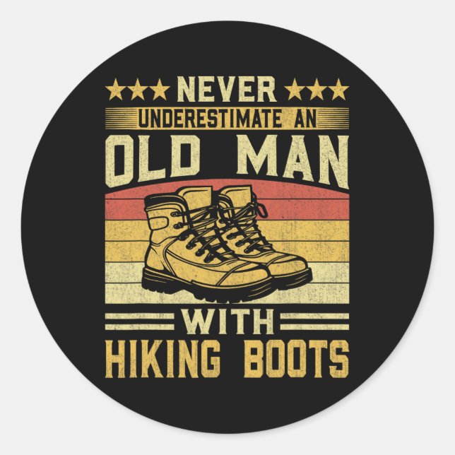 Adesivo Never Underestimate An Old Man With Hiking Boots F (Frente)