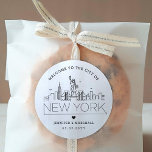 Adesivo New York Wedding | Favor de boas-vindas<br><div class="desc">Melhore seus pacotes de boas-vindas do casamento ou favoritos para festas de eventos com um conjunto personalizado de adesivos de boas-vindas! Estes elegantes e mínimos autocolantes são adaptados para um casamento que acontece na bela cidade de Nova Iorque. Eles apresentam um horizonte moderno de deco com o nome da cidade...</div>
