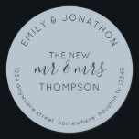 Adesivo Newlyweds Retorno Name Endereço Dusty Blue<br><div class="desc">Um design tipográfico moderno, totalmente personalizável, com seus nomes curvos acima e seu endereço de retorno curvado abaixo e texto no meio O Novo Sr. e Sra. E seu nome casado em um fundo azul empoeirado. Todo o texto pode ser facilmente personalizado. Você também pode alterar o plano de fundo...</div>