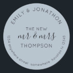 Adesivo Newlyweds Retorno Name Endereço Dusty Blue<br><div class="desc">Um design tipográfico moderno, totalmente personalizável, com seus nomes curvos acima e seu endereço de retorno curvado abaixo e texto no meio O Novo Sr. e Sra. E seu nome casado em um fundo azul empoeirado. Todo o texto pode ser facilmente personalizado. Você também pode alterar o plano de fundo...</div>