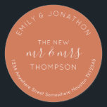 Adesivo Newlyweds Retorno Nome Endereço Terracotta<br><div class="desc">Um design tipográfico moderno, totalmente personalizável, com seus nomes curvos acima e seu endereço de retorno curvado abaixo e texto no meio O Novo Sr. e Sra. E seu nome casado em creme em um fundo de terracota. Todo o texto pode ser facilmente personalizado. Você também pode alterar o plano...</div>