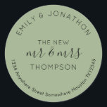 Adesivo Newlyweds Retorno Nome Endereço Verde<br><div class="desc">Um design tipográfico moderno, totalmente personalizável, com seus nomes curvos acima e seu endereço de retorno curvado abaixo e texto no meio O Novo Sr. e Sra. E seu nome casado em preto em um fundo verde sábio. Todo o texto pode ser facilmente personalizado. Você também pode alterar o plano...</div>