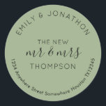 Adesivo Newlyweds Retorno Nome Endereço Verde<br><div class="desc">Um design tipográfico moderno, totalmente personalizável, com seus nomes curvos acima e seu endereço de retorno curvado abaixo e texto no meio O Novo Sr. e Sra. E seu nome casado em preto em um fundo verde sábio. Todo o texto pode ser facilmente personalizado. Você também pode alterar o plano...</div>