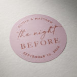 Adesivo Noite antes. Janto de ensaio de casamento rosa Dus<br><div class="desc">"A noite anterior",  um guião minimalista de casamento Sticker em rosa pálido e poeirento,  cores pastel para o outono/janto de ensaio de outono. Entre em contato comigo se precisar de itens adicionais.</div>