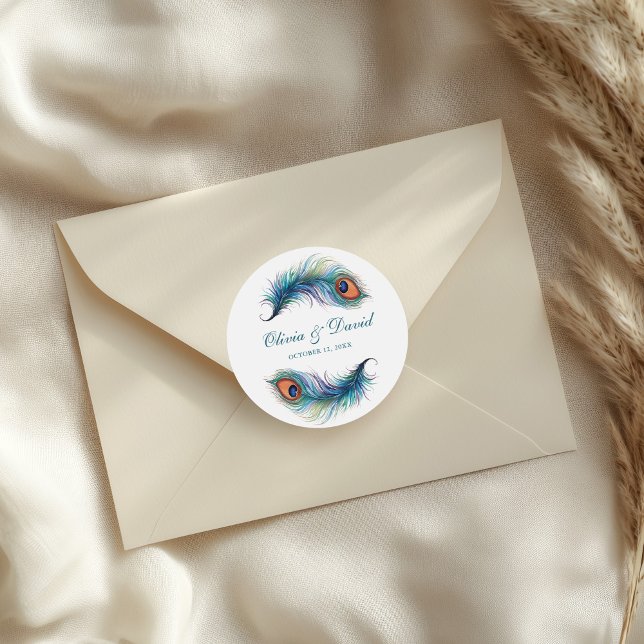 Adesivo Noiva de Pena de Pavão Azul Turquesa (Teal Peacock Feather Wedding Classic Round Sticker on a wedding envelope.)