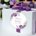 Adesivo Noiva e nome do noivo da orla púrpura<br><div class="desc">Guardanapos de casamento botânicos personalizados com elegante escrita à mão e buquês florais roxos. Design apresenta os nomes da noiva e noiva e a data do casamento com mauve roxa e rosa magenta e verde cinza. Por favor, navegue na minha loja - coleção floral roxa de pelúcia - para ver...</div>