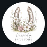 Adesivo Noiva Posse Floral Cowgirl Nome Personalizado<br><div class="desc">Comemore sua noiva com esses adesivos personalizados com um nome de script personalizado e as palavras "Posse de Noiva" embaixo. Destacados com uma ferradura de aquarela macia com sotaques florais, eles adicionam um toque rústico-chic para favorecer bolsas, minicombros de champanhe ou kits de ressaca. Perfeito para festas de solteira, fins...</div>