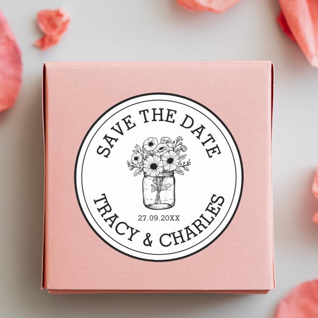 Adesivo Noivado Salve A Data Jarro de Flores de Mason Pers (Mason jar save the date stickers add rustic floral charm to wedding stationery.)