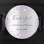 Adesivo Nome da relva púrpura da prata data casamento<br><div class="desc">Um fundo de olhar mal prateado. Decorado com pó de brilho púrpura. Personalize e seus nomes e uma data. Com o texto: Obrigado em roxo. Pode ser usado para favores e também como lembrete Salvar a Data para os convidados.</div>