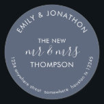 Adesivo Nome de devolução do Newlyweds Endereço Marinho Az<br><div class="desc">Newlyweds Return Name Address Dusty Marinho Blue> Um moderno design tipográfico totalmente personalizável com seus nomes curvos acima e seu endereço de retorno curvado abaixo e texto no meio The New Mr and Mrs e seu nome casado em um fundo azul de marinho empoeirado. Todo o texto pode ser facilmente...</div>