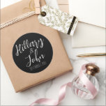 Adesivo Nome do casal e data de casamento<br><div class="desc">Nome do casal e data de casamento em um adesivo para usar em favores, bolsas de boas-vindas de hotel, literalmente qualquer coisa. Clássico e elegante. Os nomes e a data são facilmente personalizados através da ferramenta modelo design ou você também pode fazer outras alterações editando completamente o design. Qualquer pergunta...</div>